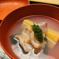 道人 - ⑤筍(京都府産)《初物》&汀線蛤(千葉県産)&新若布(徳島県鳴門産)、山椒若芽載せ、蛤出汁のお椀
                      筍は旬らしい軟らかさ、香りと甘み、至福です
                      また蛤のお出汁も優しくも力強い旨みを感じます