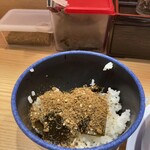 らーめん やまふじ - ご飯に自家製昆布の佃煮と煮干しふりかけ