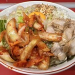 ラーメン二郎 - ラーメン（950円）＋汁なし（150円）＋味うずら（120円）＋SUPERキムチ（150円）、ニンニク・タマネギ