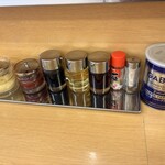 ラーメン青木亭 - 卓上の調味料など