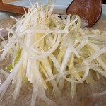 ラーメン青木亭 - 味付けされたシャキシャキ食感のネギ