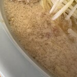 ラーメン青木亭 - 背脂の浮くスープ