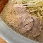 ラーメン青木亭 - 酸化防止のためか、注文ごとに切り出されたチャーシュー