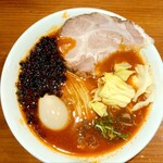 麺屋 真心 - 白と赤の綺麗なコントラスト