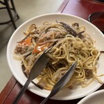 大龍飯店 - 焼きそば　2口食べてしまった