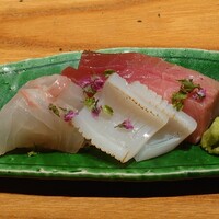 神楽坂 和食 千 - 季節のお造り／本マグロ、真鯛、軽く炙ったアオリイカ