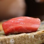 鮨処 一石三鳥 -  ［握り］中トロ