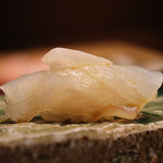 鮨処 一石三鳥 - ［握り］ヒラメ