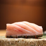 鮨処 一石三鳥 - ［握り］メジマグロ