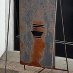 大塚屋 - 前衛的な看板