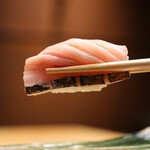 鮨処 一石三鳥 - ［握り］メジマグロ