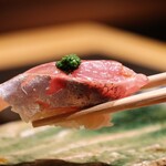 鮨処 一石三鳥 - ［握り］アジ