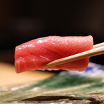 鮨処 一石三鳥 -  ［握り］中トロ