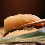 鮨処 一石三鳥 -  ［握り］サワラ