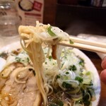 中華そば 朱三園 - 麺をアップ！スープ・ねぎと絡んで食べやすい！
