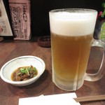 さかなやさんの居酒屋 北島商店酒場 - お通しと生ビール（大）