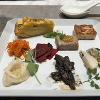 ON the TABLE CHINESE - 