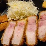 とんかつ あげいけ - 左の伏せた2切れは特に脂身が多い部位です。脂好きにはたまりません。でも、揚げ方、量、セットのバランスがよいのか、胃もたれはしません