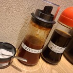 とんかつ あげいけ - 粗塩がよくあいますが、トキハソースもぜひ試していただきたいです。脂身の少ない部分が合います