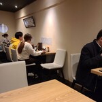 とんかつ あげいけ - 静かで落ち着いた店内。客層も感じよかったです