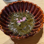 寿司 あつや - 少し硬めで、歯応えのあるモズクでした。