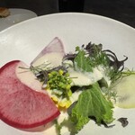 イナカーザ - サラダ仕立てにスープソースを回しかけて｡