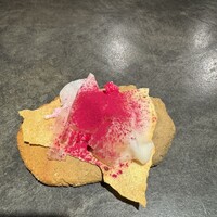 イナカーザ - まず色鮮やかなアミューズ｡ビーツパウダー鮮やか生ハムとリコッタチーズのフィンガーフード