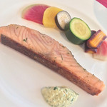 アルカション - タスマニア産サーモンの瞬間スモーク・皮面焼き彩野菜