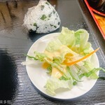 麺紡 - わかめおむすびと野菜サラダ