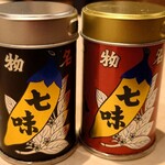 大戸屋 - 左手から黒七味、赤七味（余りの美味しさに購入しました(⁠ ⁠ꈍ⁠∇ꈍ⁠)）