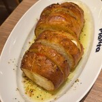 ピアンタ 王子店 - モッツァレラチーズとトマトの串焼きガーリックトースト