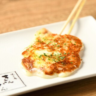 ★鉄板で焼き上げる『チーズ串』が女性に大人気♪