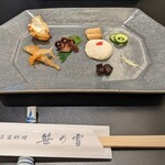 笹乃雪 - 右のお豆富はお麩やきゅうりを混ぜて自分で作る白和え