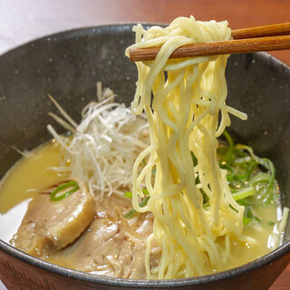 数量限定・希少部位の串焼きから〆のラーメンまで多彩なメニュー