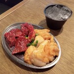 ホルモン屋 雷神 - ホルモンファイヤー用の氷付き（写真右上）