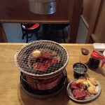 ホルモン屋 雷神 - こんな感じで焼いていきます
