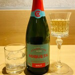 宿酒 きんきん - 芋焼酎　八重桜　2010年秘蔵酒　ロック900円（左）・本日のスパークリング830円（右）