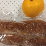 パネッテリーア・オッティモ・マッシモ - バゲット　大きさを見てもらいたくて自宅で撮影 上は　我が家に置いてあるはっさく です　　　　こちらは税込で250円でした　香ばしいパンの香りがたまりません