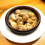 バル ババ - マッシュルームのアヒージョ。熱々です。