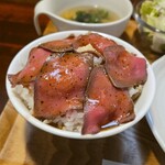 キッチン ブルー グローブ - スペシャルは、ローストビーフが乗ります