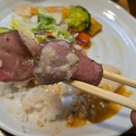 キッチン ブルー グローブ - ローストビーフとわさび