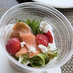 シェフズ ライブ キッチン - イチゴとスモークサーモンのサラダ