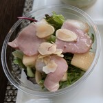 シェフズ ライブ キッチン - カモ胸肉のスモークとメロンのサラダ