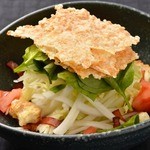 生白菜とたっぷりもちチーズのシーザーサラダ