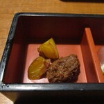 本まぐろと名古屋飯 花かるた - 前菜 ： まぐろ生ハムの糀ソース。