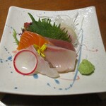 本まぐろと名古屋飯 花かるた - お造り：市場直送鮮魚の四種盛り。