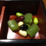 本まぐろと名古屋飯 花かるた - 前菜 ： フキと豆類の梅肉掛け。