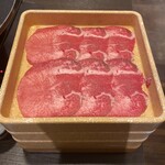 しゃぶ葉 広島本通店 - 大ぶりな牛タン