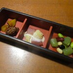 本まぐろと名古屋飯 花かるた - 前菜：① まぐろ生ハムの糀ソース。② まぐろ味噌、インカの目覚め。③ フキと豆類の梅肉掛け。