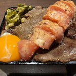 全席個室居酒屋 忍家 - 明太子、まるまる一本和牛のすき焼き。そして上の方がちっちゃく見える。なんとものすごく辛いシシトウそれを中和するかのように、色の鮮やかな生卵。